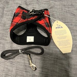 Small harness for dog or cat with leash by Pina